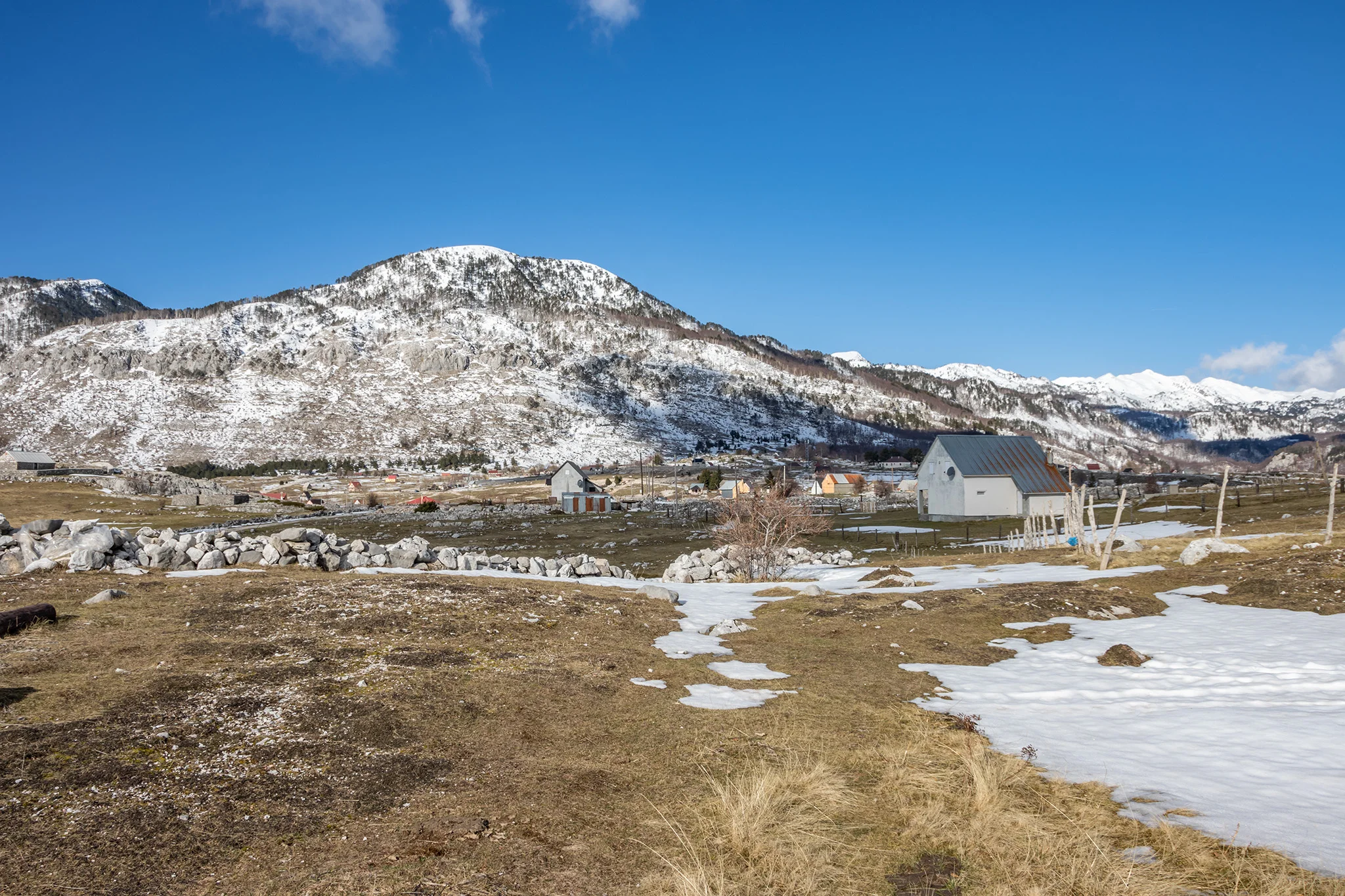 Horská dedina Kučka Korita, nad ktorou sa týči vrchol Hum Orahovski (1834 m n.m.)