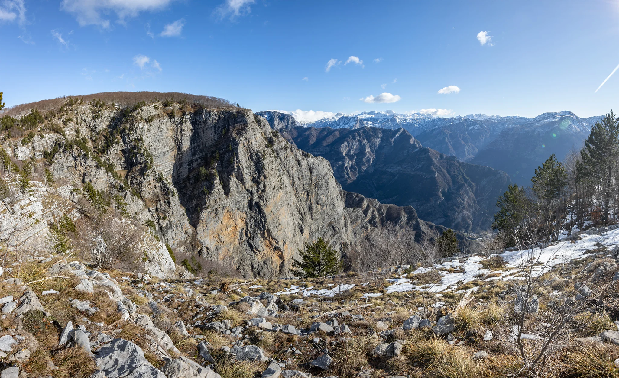 Chodník nás priviedol až na okraj strmého zrázu, ktorý sa rozprestiera pod skalnou stenou vrcholu Sokol (1584 m n.m.)