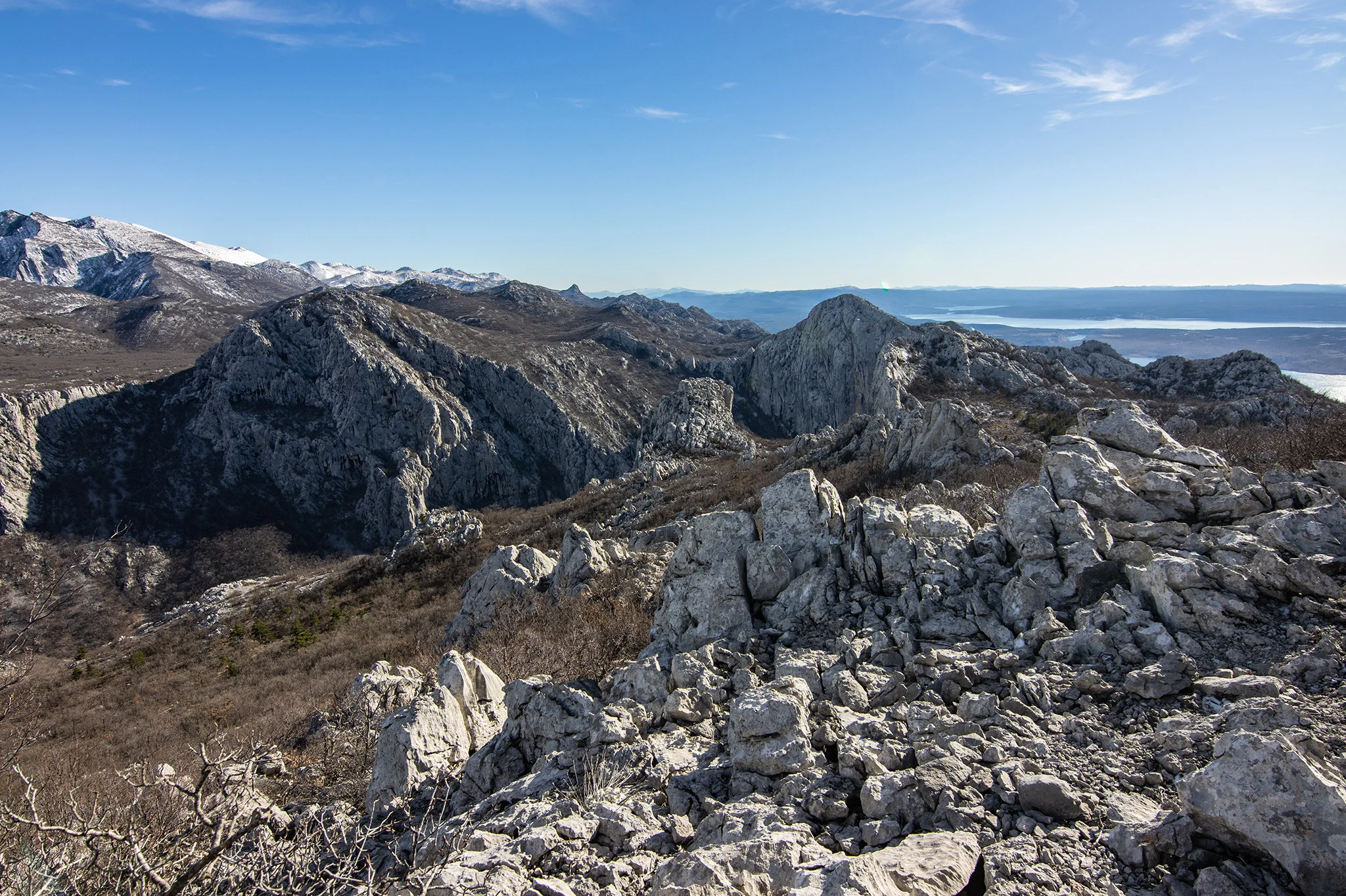 Vpravo vyčnievajúci vrchol Anića Kuk (712 m n.m.) a vľavo masívnejší vrchol Jurasova glavica (742 m n.m.)